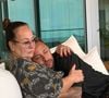 Neymar ganhou colo da mãe, Nadine, no dia do embarque para os EUA, onde vai disputar sua quarta Copa do Mundo