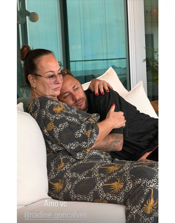 Neymar ganhou colo da mãe, Nadine, no dia do embarque para os EUA, onde vai disputar sua quarta Copa do Mundo