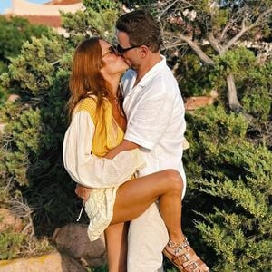 Nas redess sociais, Giovanna Ewbank recebeu uma homenagem do amigo Léo Fuchs com uma foto do produtor beijando a atriz, o que causou polêmica