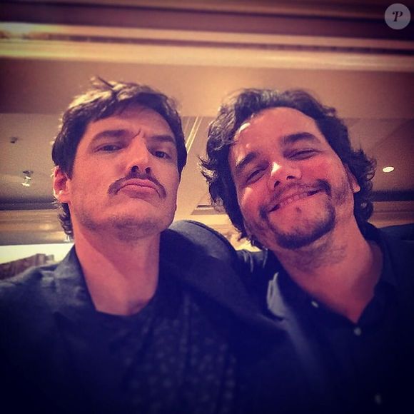 A amizade entre Wagner Moura e Pedro Pascal começou durante as gravações da série 'Narcos', da Netflix, embora os dois não tenham contracenado diretamente