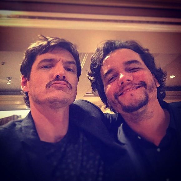 A amizade entre Wagner Moura e Pedro Pascal começou durante as gravações da série 'Narcos', da Netflix, embora os dois não tenham contracenado diretamente