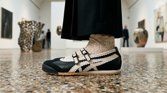 Entre o clássico e o contemporâneo, o Onitsuka Tiger Mexico 66 TGRS "Black Cream" surge como aposta de luxo para quem busca conforto com personalidade