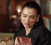 A cantora Dua Lipa é conhecida pelo estilo fashionista e também por carregar uma bolsa cheia de itens curiosos