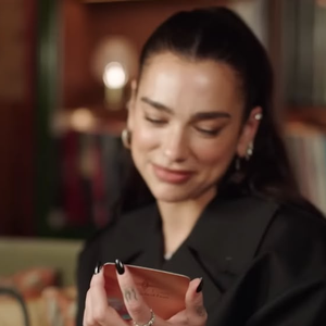 A cantora Dua Lipa é conhecida pelo estilo fashionista e também por carregar uma bolsa cheia de itens curiosos