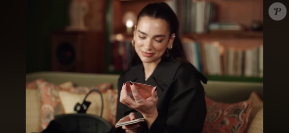 A cantora Dua Lipa é conhecida pelo estilo fashionista e também por carregar uma bolsa cheia de itens curiosos