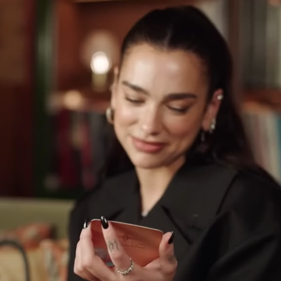 A cantora Dua Lipa é conhecida pelo estilo fashionista e também por carregar uma bolsa cheia de itens curiosos