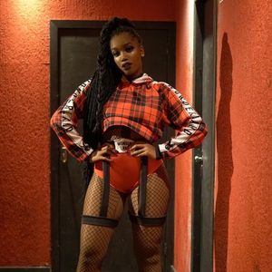 Iza combinou xadrez e meia arrastão para look de show