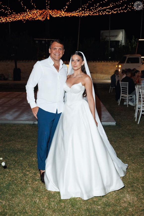 Filha de Petkovic, Inês posa com o pai famoso após festa de casamento, que reuniu 140 pessoas de diferentes países