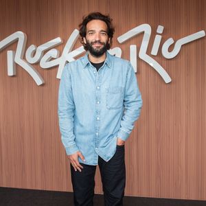 Humberto Carrão aposta em um visual casual, atemporal e despojado. O ator combina uma camisa jeans de lavagem clara aberta sobre camiseta preta básica com calça escura de corte reto, arrematando a produção com mocassins de camurça em tom caqui