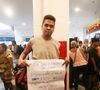 Marido de Dani Hypolito chega com informações para Renata na 'Vitrine do Seu Fifi' no 'BBB 25'.