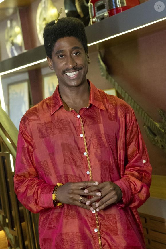 Agildo Bara (Evaldo Macarrão) - Assistente 'faz tudo' de Ronei Soares (Thomás Aquino), também trabalha na produção dos shows. Engraçado, joga charme para todo mundo, mas não conquista ninguém.