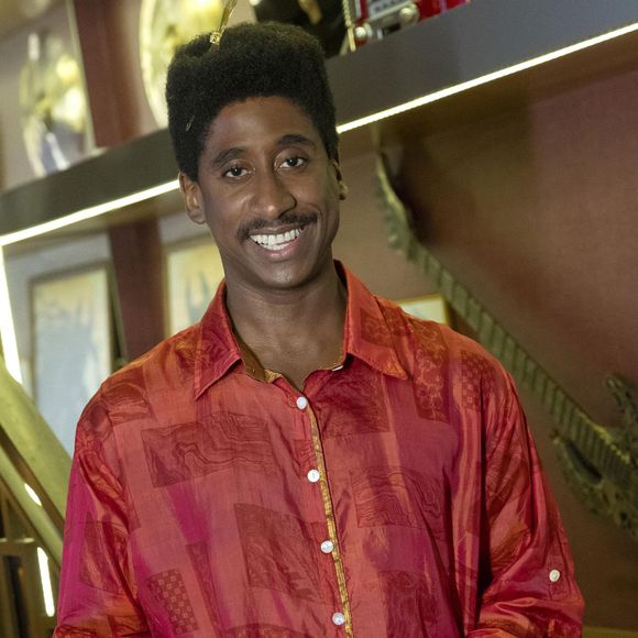 Agildo Bara (Evaldo Macarrão) - Assistente 'faz tudo' de Ronei Soares (Thomás Aquino), também trabalha na produção dos shows. Engraçado, joga charme para todo mundo, mas não conquista ninguém.