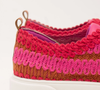 Com estética artesanal e proposta contemporânea, o Tênis Multicolor Ivy, da Sonho dos Pés, mistura rosa choque, magenta e marrom terroso em faixas de ziguezague. O sneaker tem solado flatform branco e custa R$ 89,90