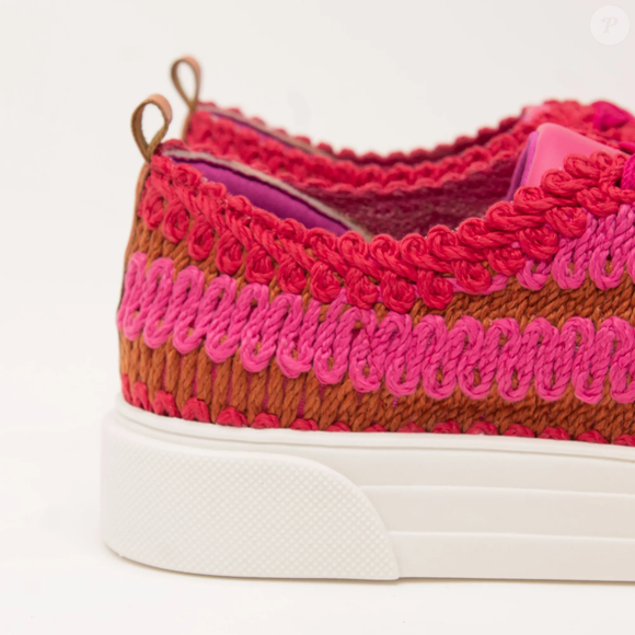 Com estética artesanal e proposta contemporânea, o Tênis Multicolor Ivy, da Sonho dos Pés, mistura rosa choque, magenta e marrom terroso em faixas de ziguezague. O sneaker tem solado flatform branco e custa R$ 89,90