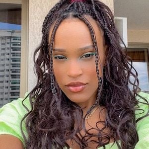 Nas redes sociais, a ginasta, que acaba de anunciar sua aposentadoria na modalidade solo, revela sua paixão por mudanças de cabelo, transitando entre fios pretos, castanho-claro, tranças e até cabelos curtos e cacheados.