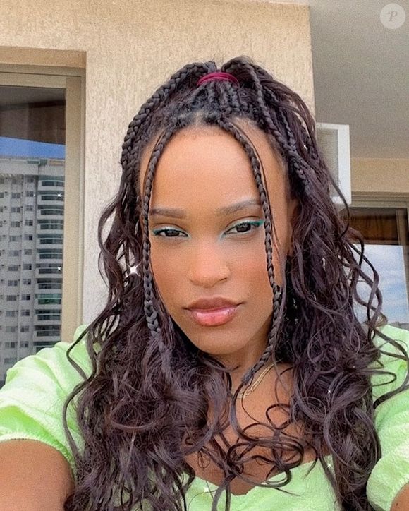 Nas redes sociais, a ginasta, que acaba de anunciar sua aposentadoria na modalidade solo, revela sua paixão por mudanças de cabelo, transitando entre fios pretos, castanho-claro, tranças e até cabelos curtos e cacheados.