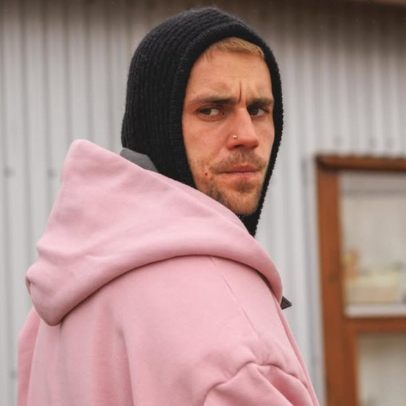 Justin Bieber também ressaltou sobre uma recente briga com um suposto ex-amigo, em seu perfil na web.