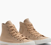 Releitura do básico: o Chuck Taylor All Star Seasonal Suede Bege surge em camurça resistente e tom caramelo, unindo elegância casual e informação de moda