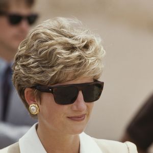 Diana Spencer apareceu, em 1992, com um pixie de camadas curtas e desfiadas, criando movimento ao redor das têmporas e um acabamento volumoso e sofisticado