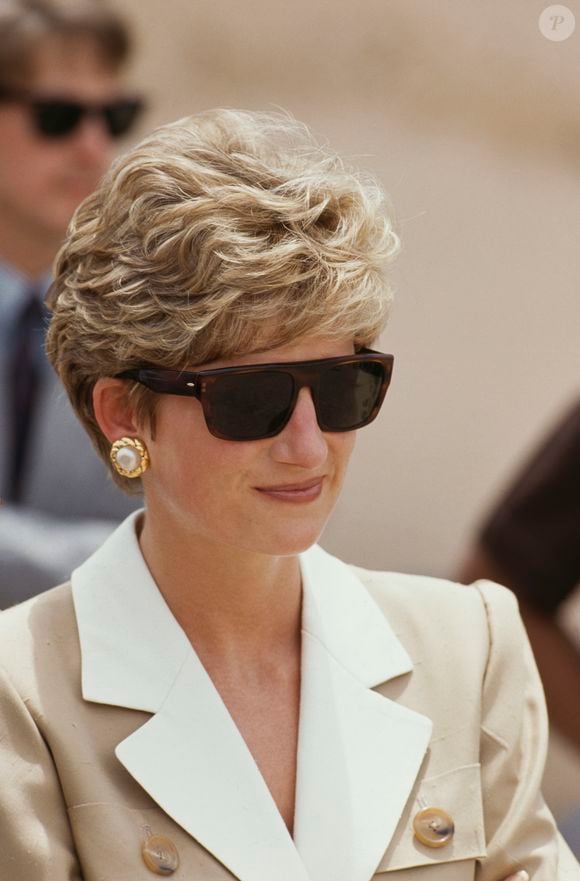 Diana Spencer apareceu, em 1992, com um pixie de camadas curtas e desfiadas, criando movimento ao redor das têmporas e um acabamento volumoso e sofisticado