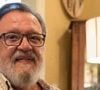 Bartolomeu (Luís Mello) arruma entrevista com revista para Raquel em 'Vale Tudo'