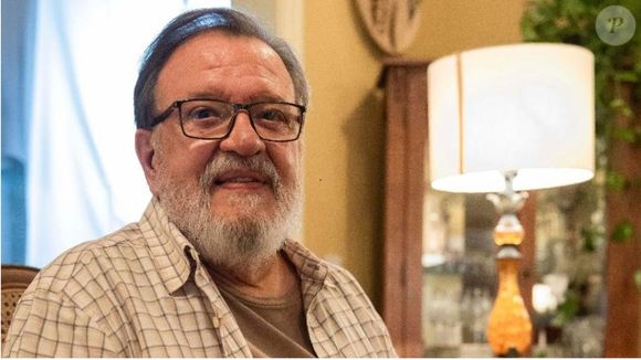 Bartolomeu (Luís Mello) arruma entrevista com revista para Raquel em 'Vale Tudo'