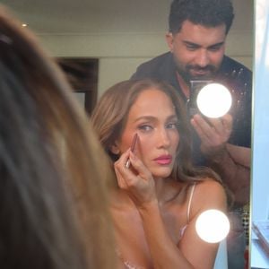 O delineado é um dos recursos de maquiagem que ajudam a destacar os olhos castanhos de Jennifer Lopez. Para quem deseja reproduzir o efeito, os tons de marrom-chocolate são alternativas ao preto tradicional e podem proporcionar um acabamento mais suave, especialmente quando aplicados com esfumado