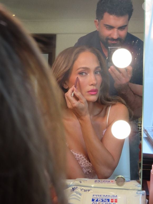 O delineado é um dos recursos de maquiagem que ajudam a destacar os olhos castanhos de Jennifer Lopez. Para quem deseja reproduzir o efeito, os tons de marrom-chocolate são alternativas ao preto tradicional e podem proporcionar um acabamento mais suave, especialmente quando aplicados com esfumado