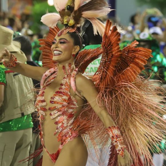 Juliana Paes volta a desfilar como rainha de bateria da Viradouro no Carnaval 2026: vermelha e branca é a 3ª escola de segunda-feira, 16 de fevereiro de 2026