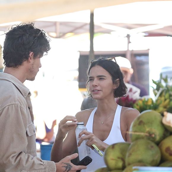 Bruna Marquezine comprou uma água de coco