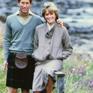 Em uma fotografia de 1981, registrada em Balmoral, na Escócia, Princesa Diana aparece ao lado de Príncipe Charles usando uma sapatilha branca, mostrando como o modelo já fazia parte de seu estilo muito antes de retornar às tendências atuais