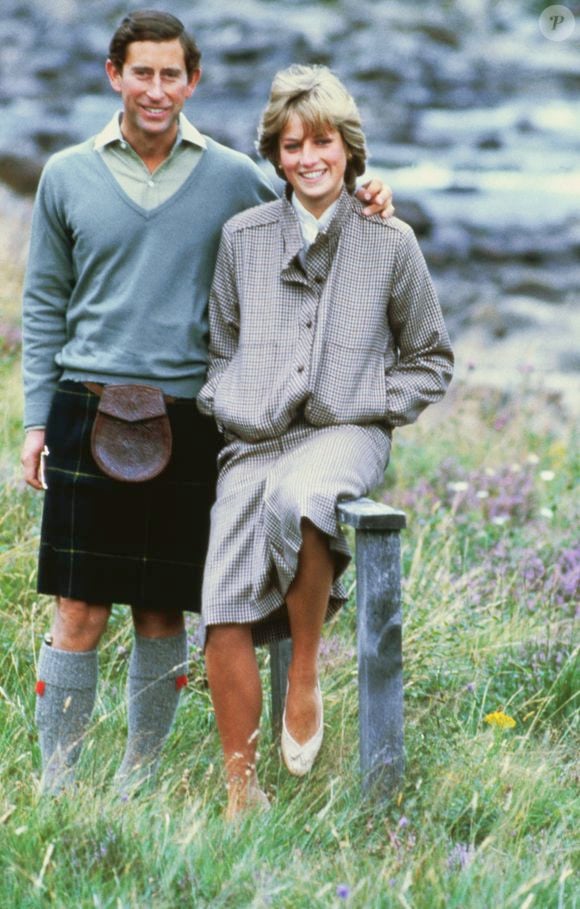 Em uma fotografia de 1981, registrada em Balmoral, na Escócia, Princesa Diana aparece ao lado de Príncipe Charles usando uma sapatilha branca, mostrando como o modelo já fazia parte de seu estilo muito antes de retornar às tendências atuais
