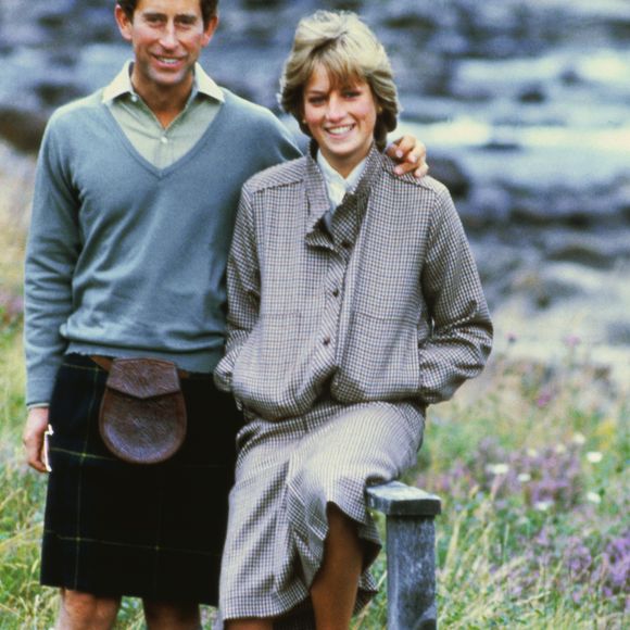 Em uma fotografia de 1981, registrada em Balmoral, na Escócia, Princesa Diana aparece ao lado de Príncipe Charles usando uma sapatilha branca, mostrando como o modelo já fazia parte de seu estilo muito antes de retornar às tendências atuais