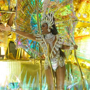 Erika Januza retornou como destaque em carro alegórico no desfile da Viradouro