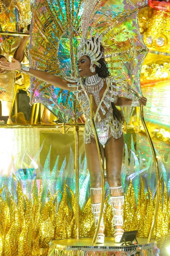 Erika Januza retornou como destaque em carro alegórico no desfile da Viradouro