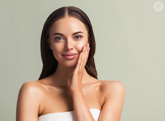Para ter unhas fortes e naturais, óleo de melaleuca se tornou aliado no tratamento das unhas após praia e piscina.