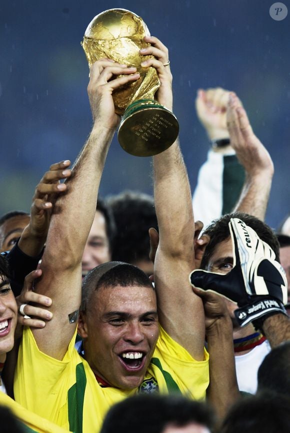 A Taça da Copa do Mundo é o objeto mais cobiçado do futebol internacional