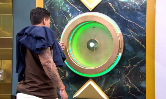 Sem sucesso, Pedro tentou abrir o vidro que protege o botão