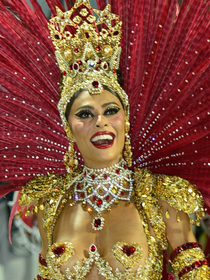 Rainhas de bateria e musas do Carnaval RJ 2026: estreia de Virgínia Fonseca, retorno triunfal de Juliana Paes e + de 130 fotos das famosas que brilharam na Sapucaí