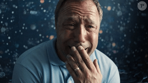 Adolescência traz o pior pesadelos dos pais para a porta da família Miller, cujo pai Eddie Miller é interpretado pelo cocriador da série Stephen Graham