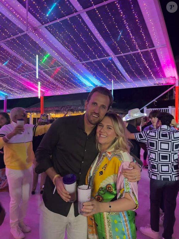 Katie Goodland e Harry Kane (Inglaterra) são namorados de adolescência. Eles se conheceram ainda na escola e começaram a namorar quando eram jovens. Após anos de relacionamento, se casaram em 2019. O casal tem quatro filhos e costuma ser citado como um dos relacionamentos mais duradouros do futebol inglês