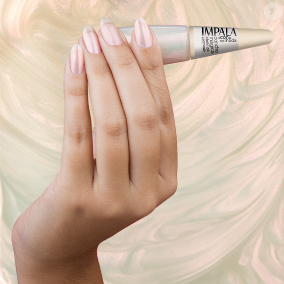 O produto integra a mesma edição de “A Cor da Sua Moda” e chama atenção justamente pelo brilho diferente, capaz de transformar unhas simples em produções mais modernas e sofisticadas. O produto tem preço sugerido de R$ 8,00
