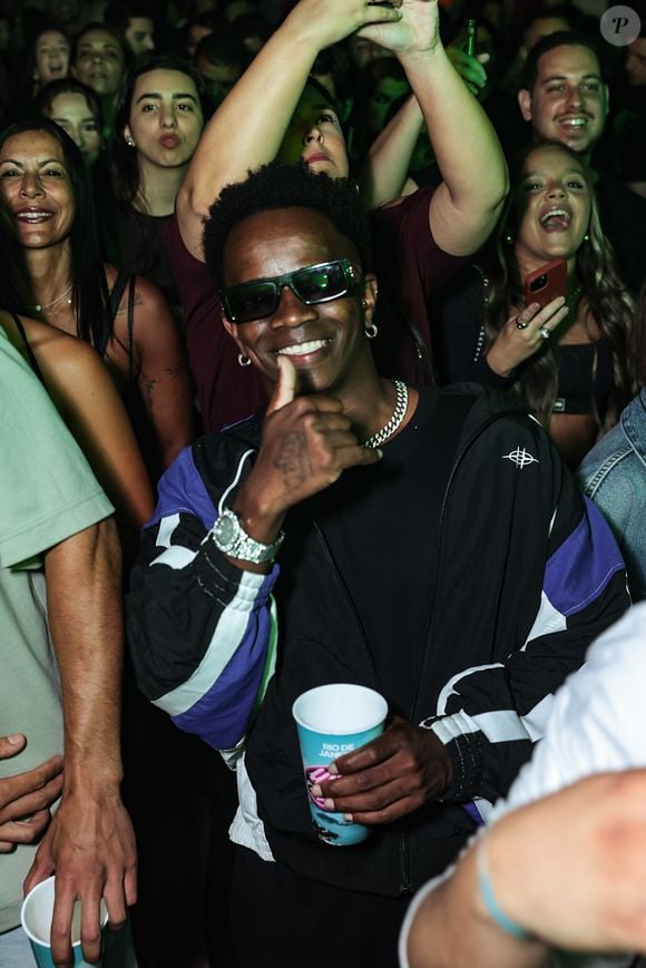 Nem Virgínia acreditaria? Sósia de Vinicius Jr. aparece em show de Zé Felipe e rouba os holofotes