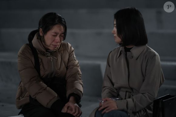 Para isso, ela conta com a ajuda importante de Kang Yeon-nam, uma mulher que é agredida pelo marido