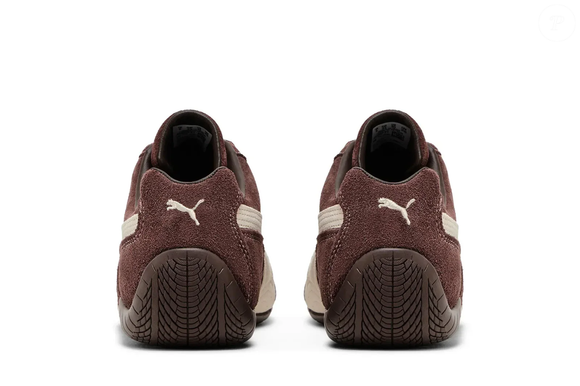 Com design retrô e acabamento em camurça premium, o Puma Speedcat Dark Chocolate aposta na versatilidade para conquistar espaço no guarda-roupa