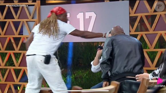'A Fazenda 17': Créo Kellab se descontrolou e deu soco em Fabiano Moraes durante intervalo do programa ao vivo