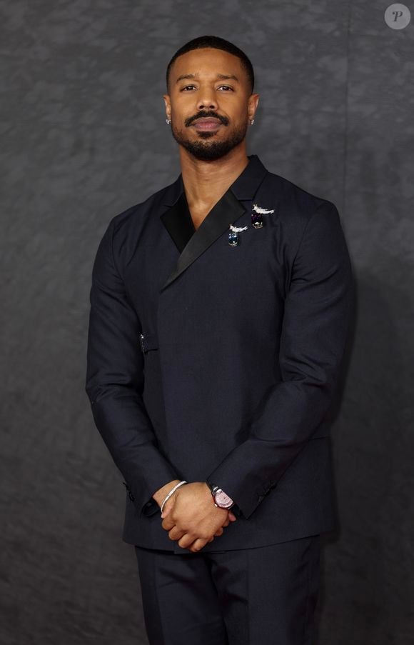 Michael B. Jordan aprovou o aroma de uma vela criada em sua homenagem e revelou, sem querer, pistas sobre o tipo de fragrância que combina com seu estilo sofisticado