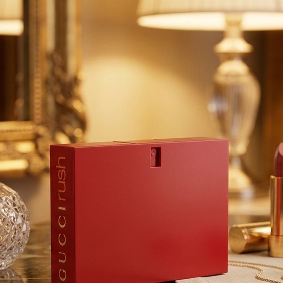 Considerado um dos perfumes femininos mais intensos da perfumaria dos anos 1990, o Gucci Rush continua conquistando gerações com seu aroma sensual, misterioso e cheio de elegância provocante