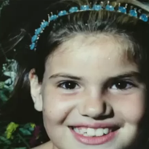 Infância de Camila Queiroz: a estrela sempre gostou de brincar de modelar e fazia os vizinhos assisti-la, além de já imitar personalidades da TV