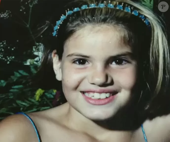 Infância de Camila Queiroz: a estrela sempre gostou de brincar de modelar e fazia os vizinhos assisti-la, além de já imitar personalidades da TV